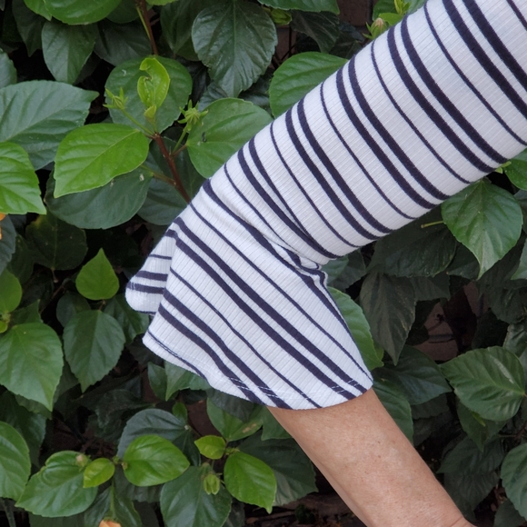 Abercrombie & Fitch  black & white striped bodysuit bell sleeve Sml EUC - Picture 3 of 8